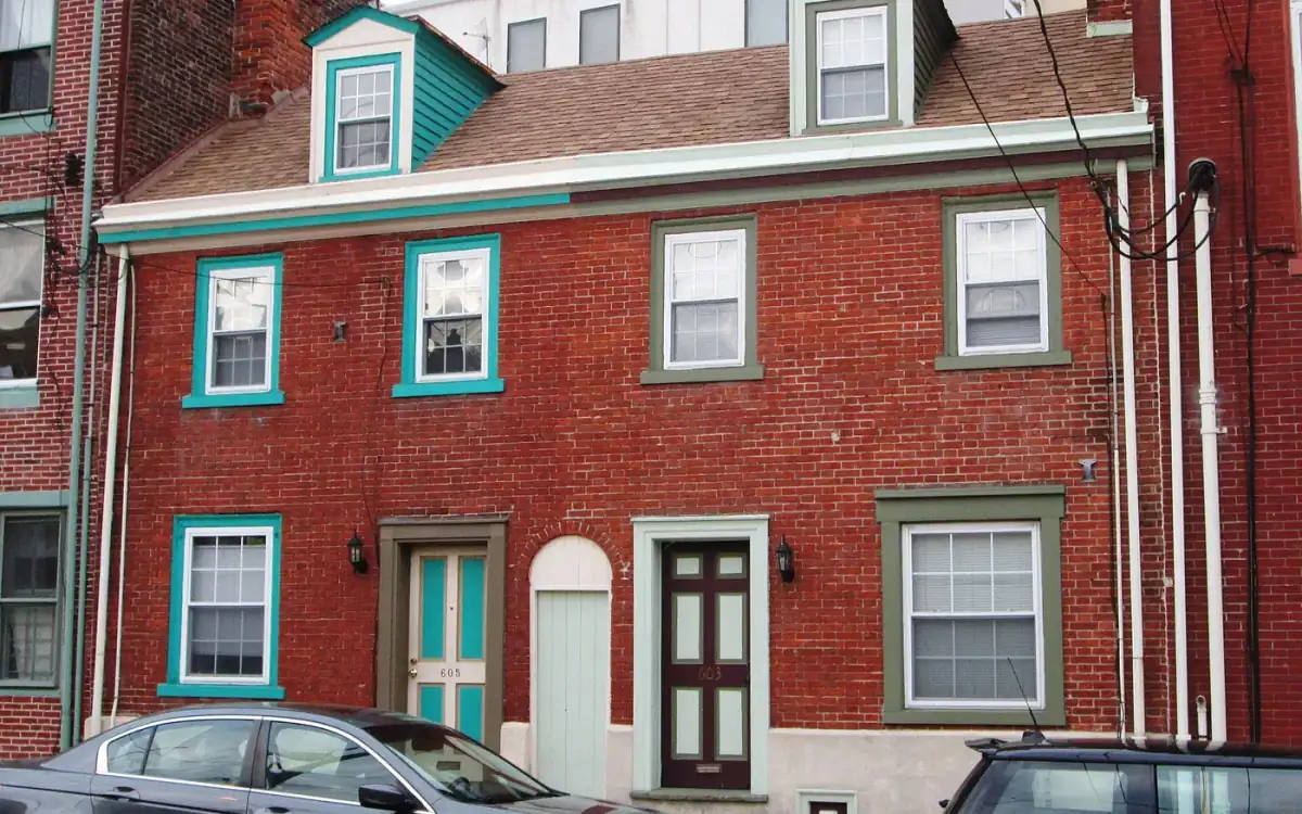 Brick residences on North 4th Street in Northern Liberties, Philadelphia, near Gift of Life Howie's House
